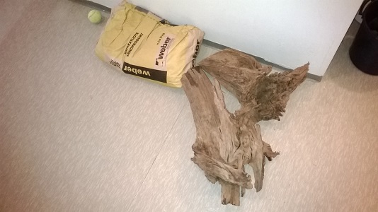 Weberin 25kg säkki antaa ehkä hiukan osviittaa koosta. Ei mitään jättejä, mutta kookkaita kuitenkin.