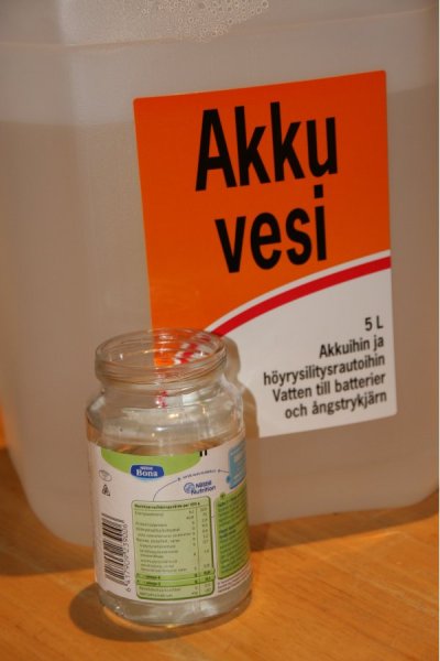 Akkuveden puskurointikyky on heikko, joten siitä on helppo tehdä hapanta testiliuosta.