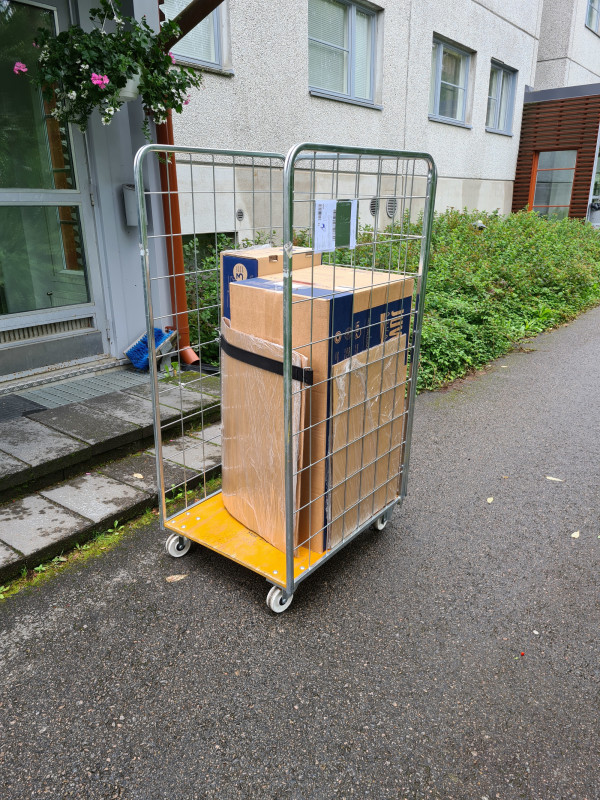 20210826_135102.jpg (3.16 MiB) Katsottu 9893 kertaa Akvaario toimitusrullakossa