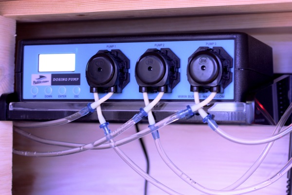 BM-01 dosaatiopumppu. Hyvin on nyt jonkun viikon pelittänyt. Hiukan arvelutti miten mahtaa asetukset pysyä sähköttömässä tilassa, mutta ainakin 2h katkoksen yli pysyy muistissa ja sähköjen palauduttua jatkaa normaalisti tasatunnein (+5min, +5min...)