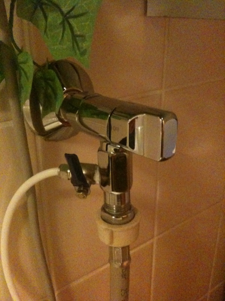 RO-laitos hana kiinni ja pesukoneen hana näköjään jäänyt auki